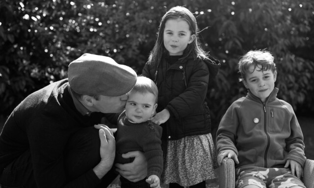 FIN FAMILIE: Prins William med barna prins Louis, prinsesse Charlotte og prins George. FOTO: NTB scanpix FIN FAMILIE: Prins William med barna prins Louis, prinsesse Charlotte og prins George. FOTO: NTB scanpix